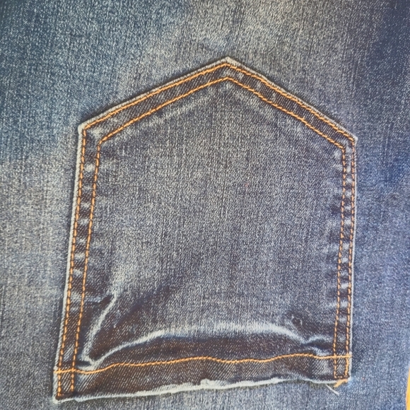 Jean-shorts overalls with North Face toque. Also looks cute with leggings 😊 - Picture 11 of 12